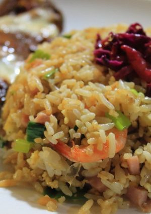 Una foto de YAKIMESHI (ARROZ FRITO ESTILO JAPONÉS)