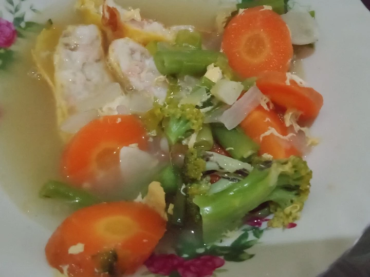 Langkah Mudah untuk Menyiapkan Resep 81. Sup telur sayur dg Rolade telur tilapia sosis sapi yang Enak