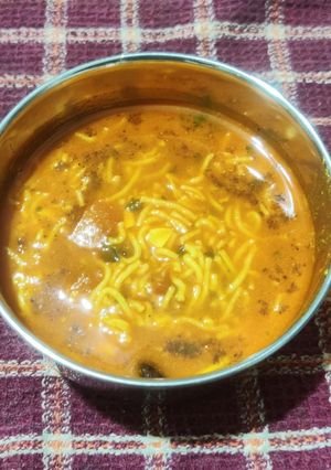 A picture of Sev Tamata with Garlic.