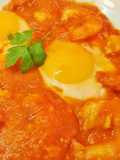 Huevos fritos con langostinos en sofrito casero