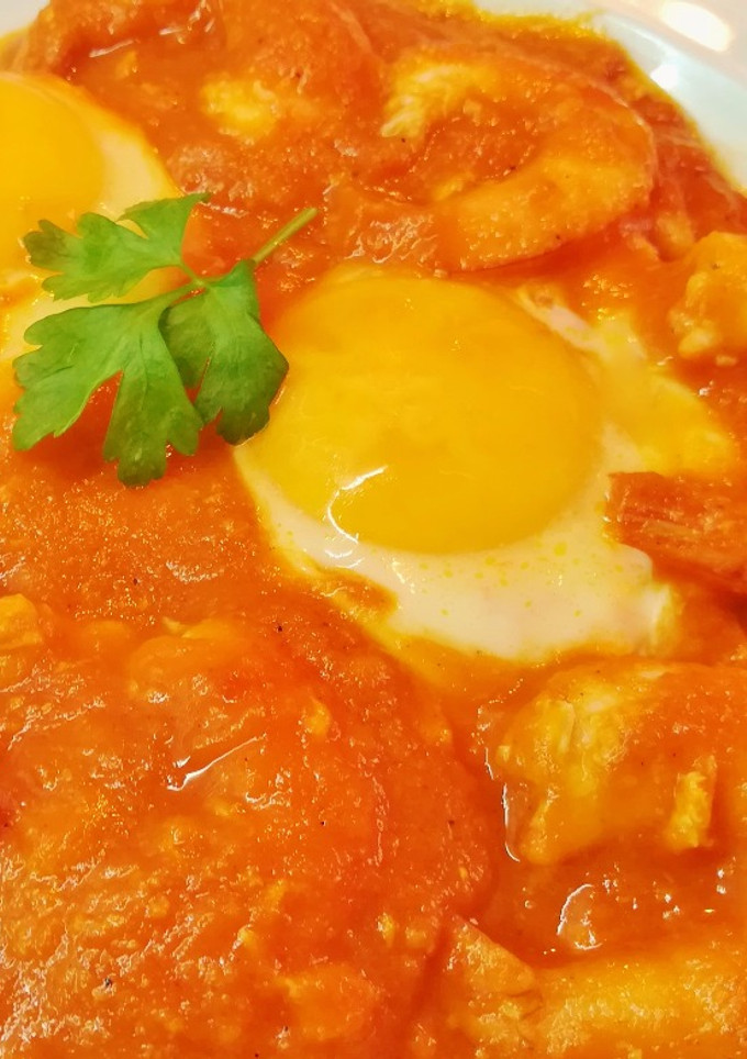 Una foto de Huevos fritos con langostinos en sofrito casero