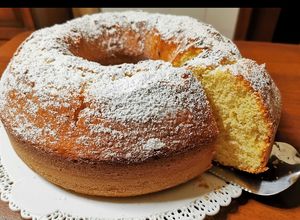 Foto di Ciambellone altissimo al profumo di limone