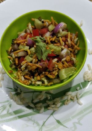 A picture of Bhel with leftover namkeen.