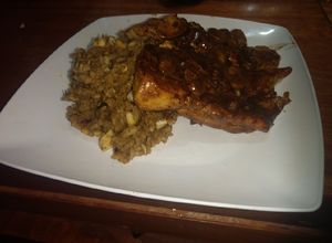 Una foto de Pollo salsa inglesa y champiñones. Arroz, nueces y salsa de soja