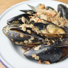 A picture of Green curry mussels.