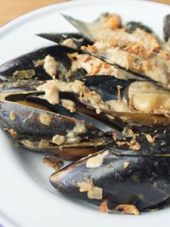 A picture of Green curry mussels.