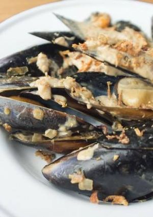 A picture of Green curry mussels.