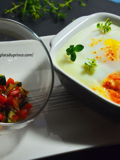 Une photo de Oeuf cocotte au confit de poivrons rouges