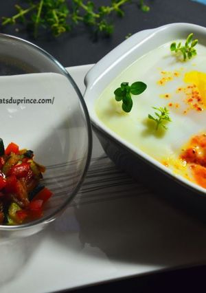 Une photo de Oeuf cocotte au confit de poivrons rouges