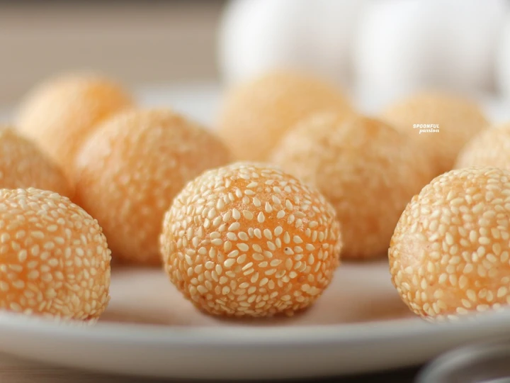 Easy Steps to Prepare Recipes Sesame ball with salted egg custard the Delicious Can Pamper Your Tongue.