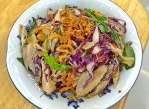 Hình của món Nộm Gà Bắp Cải Tím.