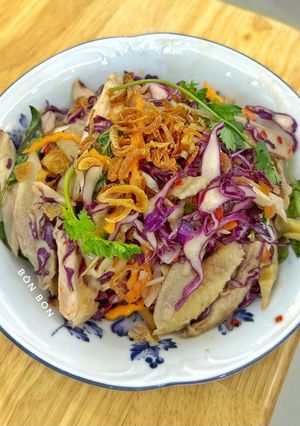 Hình của món Nộm Gà Bắp Cải Tím.