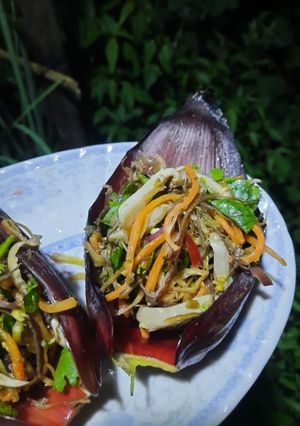Hình của món Nộm nấm đùi gà hoa chuối.