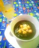 Sopa crema de espinaca con queso y pan tostado con ajil Miriam