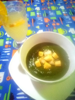 Una foto de Sopa crema de espinaca con queso y pan tostado con ajil Miriam