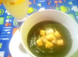 Una foto de Sopa crema de espinaca con queso y pan tostado con ajil Miriam