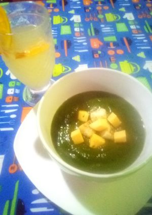 Una foto de Sopa crema de espinaca con queso y pan tostado con ajil Miriam