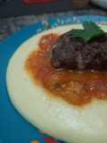 Polenta cremosa com molho de tomate fresco e polpetone recheado