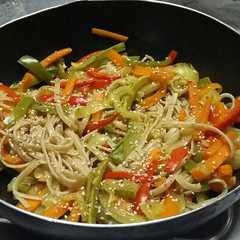 Una foto de Fettuccini integral con verduras al curry