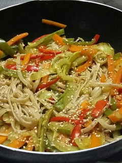 Una foto de Fettuccini integral con verduras al curry