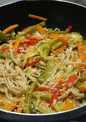 Una foto de Fettuccini integral con verduras al curry