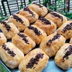 รูปของ Bolen pisang dan choco cheese roll