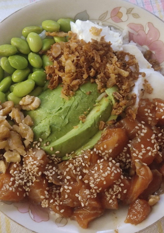 Una foto de Poke de salmón