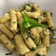 A picture of Maccheroni con zucchine e pesto veloce di zucchine.