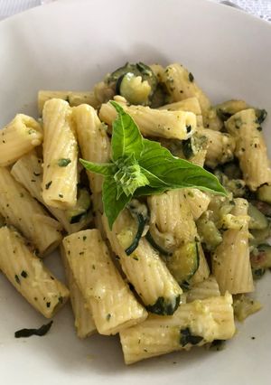 Foto di Maccheroni con zucchine e pesto veloce di zucchine