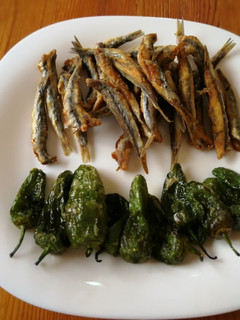 Una foto de Boquerones fritos con pimientos de Padrón