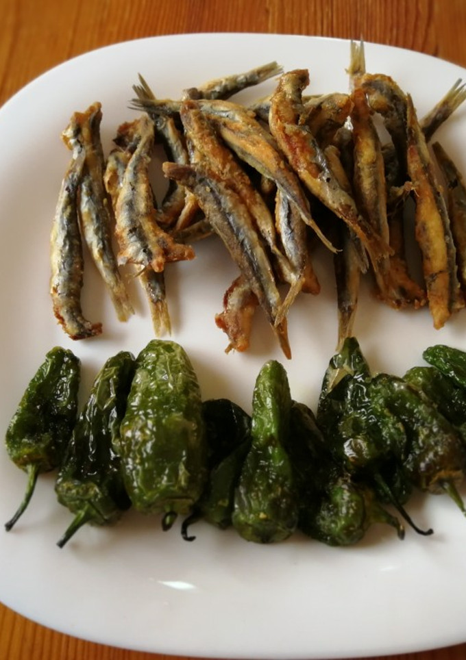 Una foto de Boquerones fritos con pimientos de Padrón