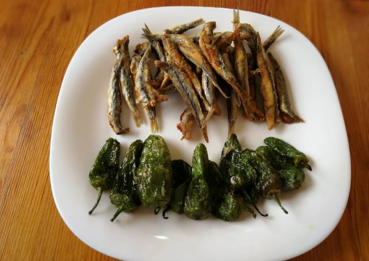Boquerones fritos con pimientos de Padrón