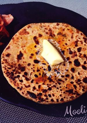 મૂળા ના પરાઠા (Mooli Paratha Recipe In Gujarati) રેસીપી મુખ્ય ફોટો
