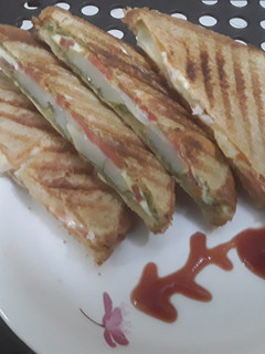 பாம்பே சீஸ் சான்வெட்ஜ் (Bombay cheese sandwich recipe in tamil) செய்முறை முக்கிய புகைப்படம்