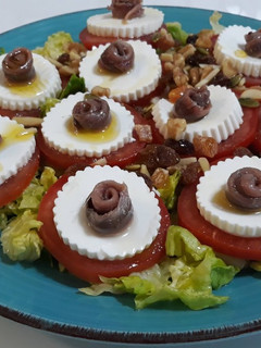 Una foto de Ensalada de tomate y queso de burgos