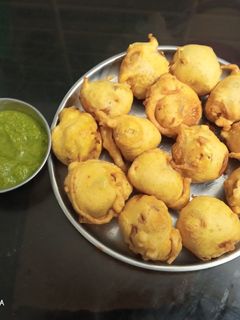 બટાકા વડા(Aloo vada Recipe in Gujarati) રેસીપી મુખ્ય ફોટો