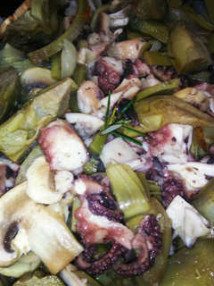Una foto de Salteado de pulpo de roca, champiñones y alcachofas de Vinaròs