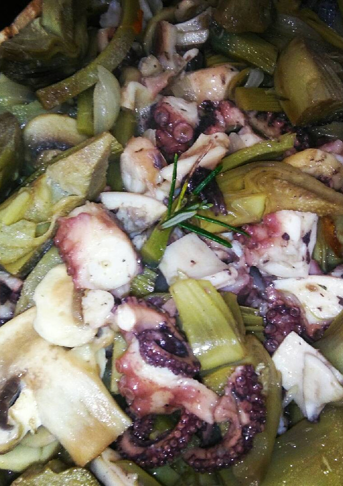 Una foto de Salteado de pulpo de roca, champiñones y alcachofas de Vinaròs