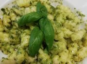 Una foto di gnocchetti sardi e basilico