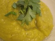 Una foto de sopa de zapallo anco