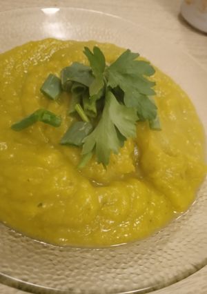 Una foto de Sopa crema de zapallo anco, zapallito y cebolla