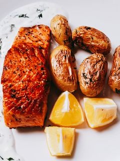 Ropogós lazac, joghurtos öntettel, kapros burgonyával recept fotója