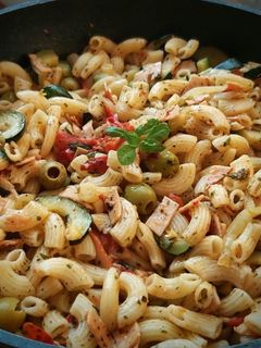 Sonkás-cukkinis tészta 🥩🥒🍝🍜 recept fotója
