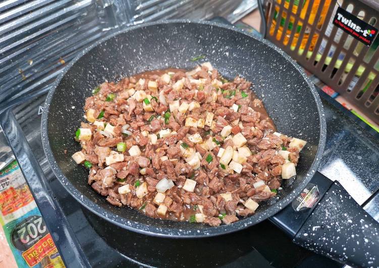 เนื้อผัดต้นหอมใส่เต้าหู้