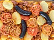Una foto de patatas con tomate