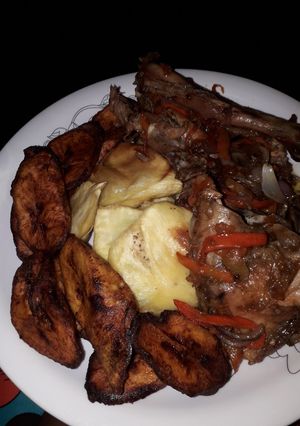 A picture of Sweet potato, plantain nd grilled chicken sauce.