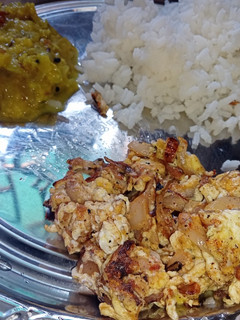 தவா முட்டை பொரியல்(tawa egg fry recipe in tamil) செய்முறை முக்கிய புகைப்படம்
