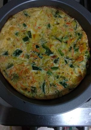 Una foto de Tortilla de zapallitos y zanahoria al horno