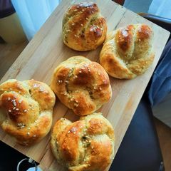 A picture of Garlic Knots from scratch.