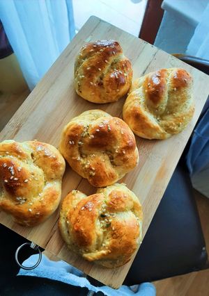 A picture of Garlic Knots from scratch.